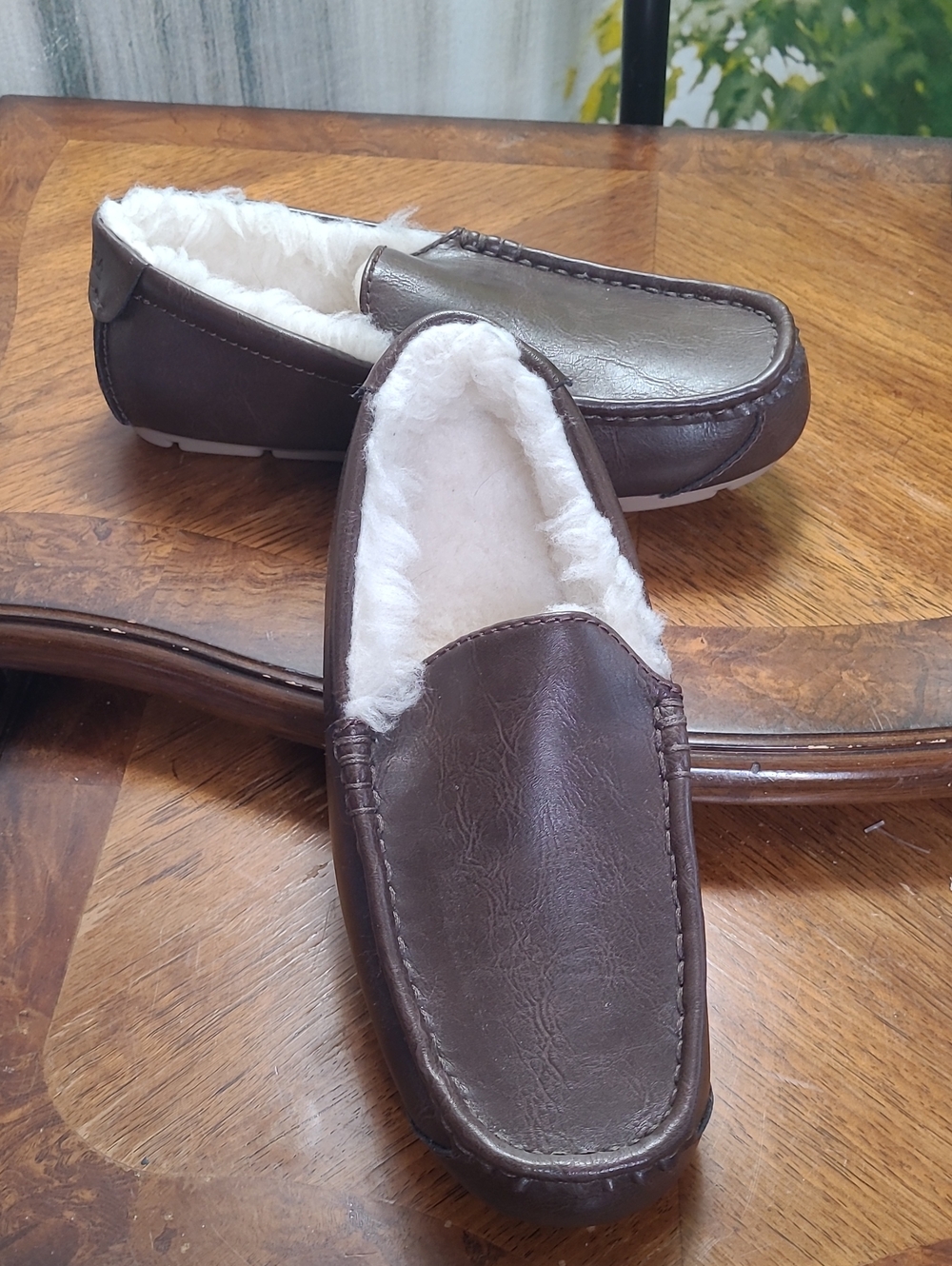 New! Koolaburra by Ugg Tipton Mens 7 Brown Suede Slip On Cozy Moccasin Slippers
